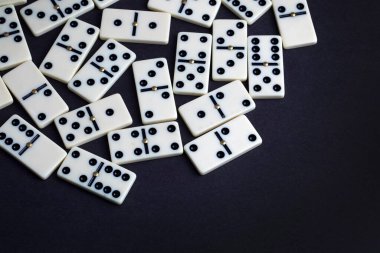 Düşen domino taşları. Domino etkisi. Domino oyunu.