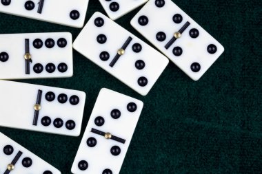Düşen domino taşları. Domino etkisi. Domino oyunu.