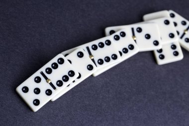 Düşen domino taşları. Domino etkisi. Domino oyunu.