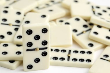 Düşen domino taşları. Domino etkisi. Domino oyunu.