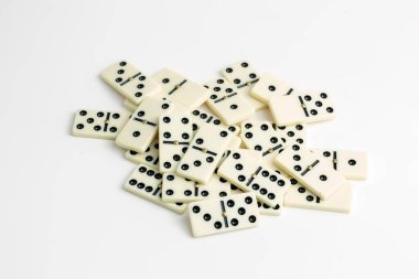 Düşen domino taşları. Domino etkisi. Domino oyunu.