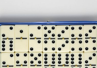 Düşen domino taşları. Domino etkisi. Domino oyunu.