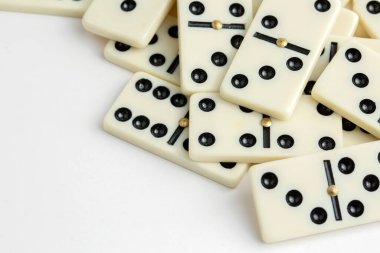 Düşen domino taşları. Domino etkisi. Domino oyunu.