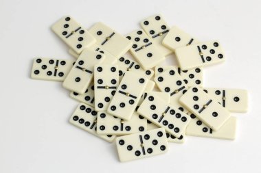 Düşen domino taşları. Domino etkisi. Domino oyunu.