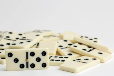 Düşen domino taşları. Domino etkisi. Domino oyunu.
