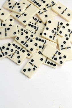Düşen domino taşları. Domino etkisi. Domino oyunu.