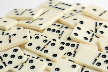 Düşen domino taşları. Domino etkisi. Domino oyunu.