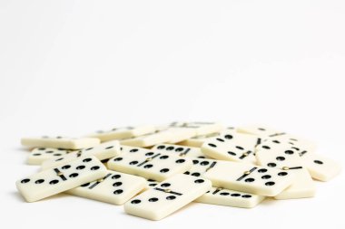 Düşen domino taşları. Domino etkisi. Domino oyunu.
