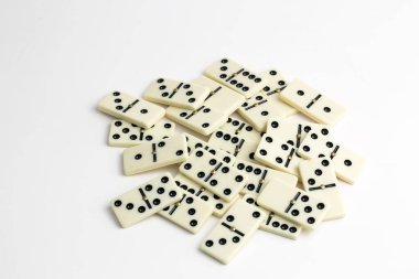 Düşen domino taşları. Domino etkisi. Domino oyunu.
