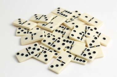 Düşen domino taşları. Domino etkisi. Domino oyunu.