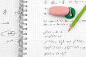 Detailní záběr ručně psaných matematických vzorců. Koncepce vzdělávání