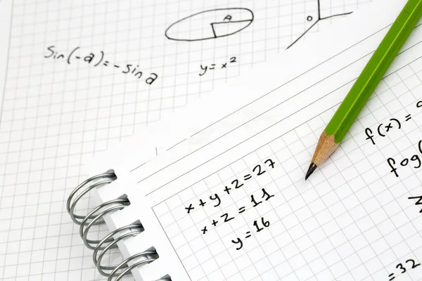 Κοντινό Πλάνο Των Χειρόγραφων Μαθηματικών Τύπων Έννοια Της Εκπαίδευσης — Φωτογραφία Αρχείου