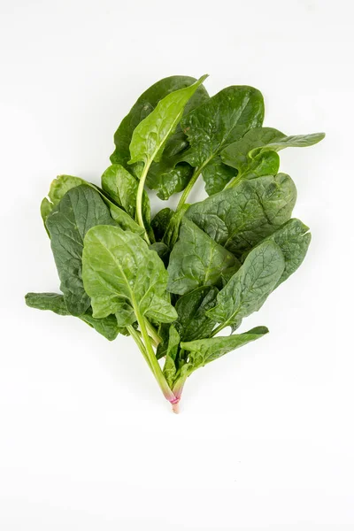 Spinaci Biologici Freschi Verdi Sullo Sfondo Bianco — Foto Stock