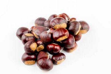 Olgun kestaneler yakın çekim. Noel için çiğ kestane. Taze tatlı kestane. Castanea sativa top wiew. Gıda arkaplanı.