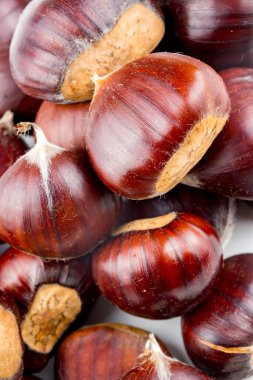 Olgun kestaneler yakın çekim. Noel için çiğ kestane. Taze tatlı kestane. Castanea sativa top wiew. Gıda arkaplanı.