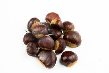 Olgun kestaneler yakın çekim. Noel için çiğ kestane. Taze tatlı kestane. Castanea sativa top wiew. Gıda arkaplanı.