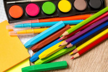 Okul ve ofis ekipmanları. Renkli kırtasiye arkaplanı.