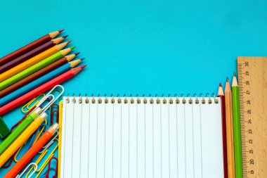 Okul ve ofis ekipmanları. Renkli kırtasiye arkaplanı.