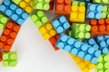 Çocuk oyuncakları; beyaz arkaplanda renkli plastik bloklar.
