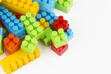 Çocuk oyuncakları; beyaz arkaplanda renkli plastik bloklar.