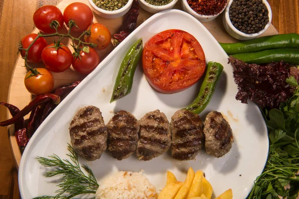 Turks Eten Gegrilde Turkse Vleesbaal Rijst — Stockfoto