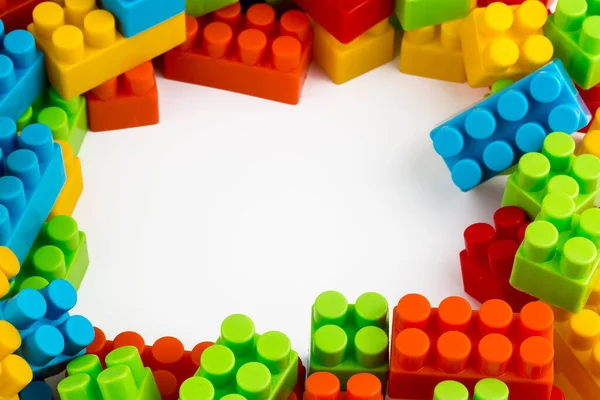 Kinderspeelgoed Kleurrijke Plastic Blokken Witte Achtergrond — Stockfoto