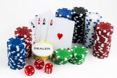 Eso hraje karty s červenými kostkami. Kasinové sázení a hazardní hry koncept a poker žetony.