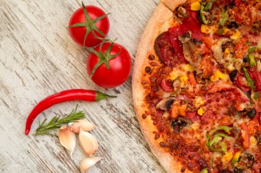 Sıcak ev yapımı biberli Pizza yemeye hazır