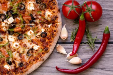 Sıcak ev yapımı biberli Pizza yemeye hazır