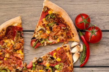 Sıcak ev yapımı biberli Pizza yemeye hazır