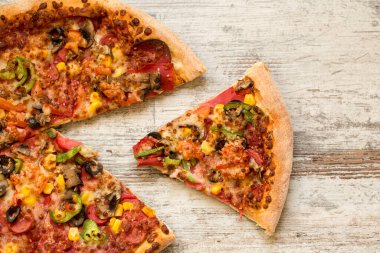 Sıcak ev yapımı biberli Pizza yemeye hazır