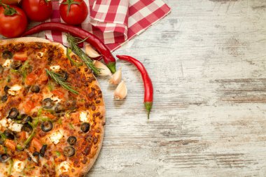 Sıcak ev yapımı biberli Pizza yemeye hazır