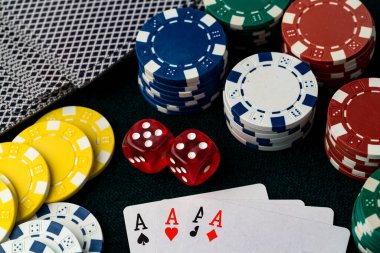 As kırmızı zarla kağıt oynuyor. Kumarhane ve kumar konsepti ve poker fişleri.