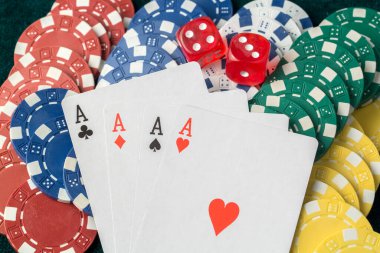 As kırmızı zarla kağıt oynuyor. Kumarhane ve kumar konsepti ve poker fişleri.