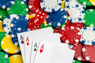 As kırmızı zarla kağıt oynuyor. Kumarhane ve kumar konsepti ve poker fişleri.