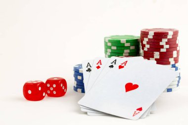 As kırmızı zarla kağıt oynuyor. Kumarhane ve kumar konsepti ve poker fişleri.