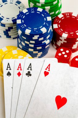 As kırmızı zarla kağıt oynuyor. Kumarhane ve kumar konsepti ve poker fişleri.