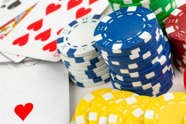 As kırmızı zarla kağıt oynuyor. Kumarhane ve kumar konsepti ve poker fişleri.