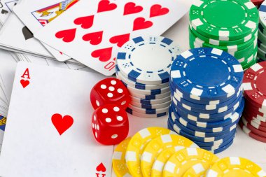 As kırmızı zarla kağıt oynuyor. Kumarhane ve kumar konsepti ve poker fişleri.