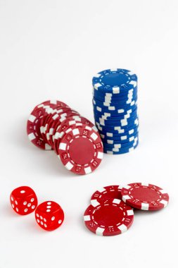 As kırmızı zarla kağıt oynuyor. Kumarhane ve kumar konsepti ve poker fişleri.