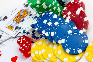 As kırmızı zarla kağıt oynuyor. Kumarhane ve kumar konsepti ve poker fişleri.