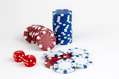 As kırmızı zarla kağıt oynuyor. Kumarhane ve kumar konsepti ve poker fişleri.