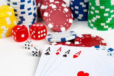 As kırmızı zarla kağıt oynuyor. Kumarhane ve kumar konsepti ve poker fişleri.
