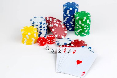 As kırmızı zarla kağıt oynuyor. Kumarhane ve kumar konsepti ve poker fişleri.