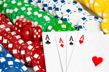 As kırmızı zarla kağıt oynuyor. Kumarhane ve kumar konsepti ve poker fişleri.