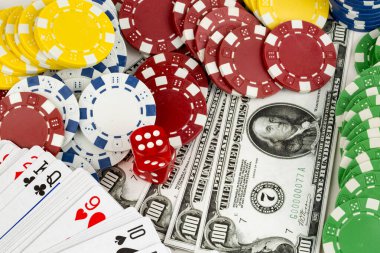 As kırmızı zarla kağıt oynuyor. Kumarhane ve kumar konsepti ve poker fişleri.