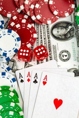 As kırmızı zarla kağıt oynuyor. Kumarhane ve kumar konsepti ve poker fişleri.