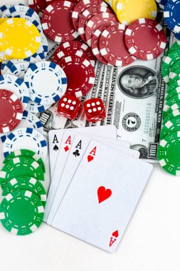 As kırmızı zarla kağıt oynuyor. Kumarhane ve kumar konsepti ve poker fişleri.