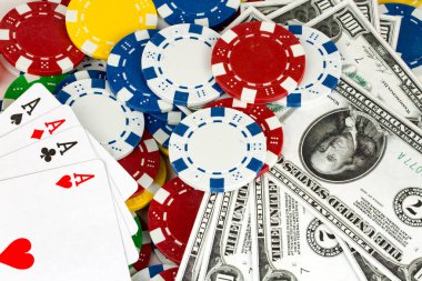 As kırmızı zarla kağıt oynuyor. Kumarhane ve kumar konsepti ve poker fişleri.