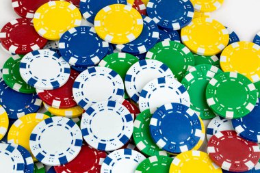 As kırmızı zarla kağıt oynuyor. Kumarhane ve kumar konsepti ve poker fişleri.